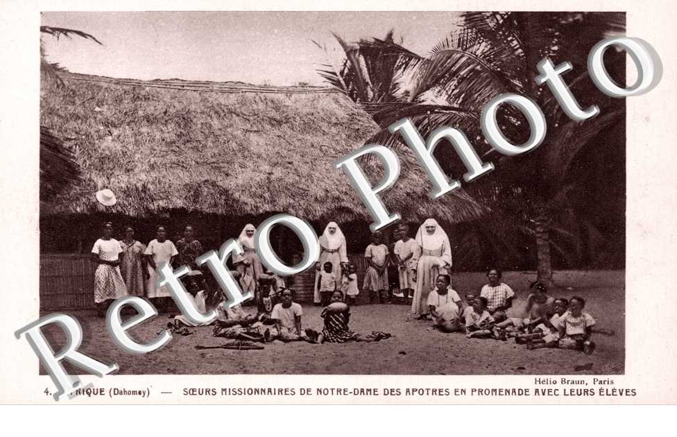 Soeurs missionnaires de Notre-Dame des Apotres en promenade avec leurs eleves