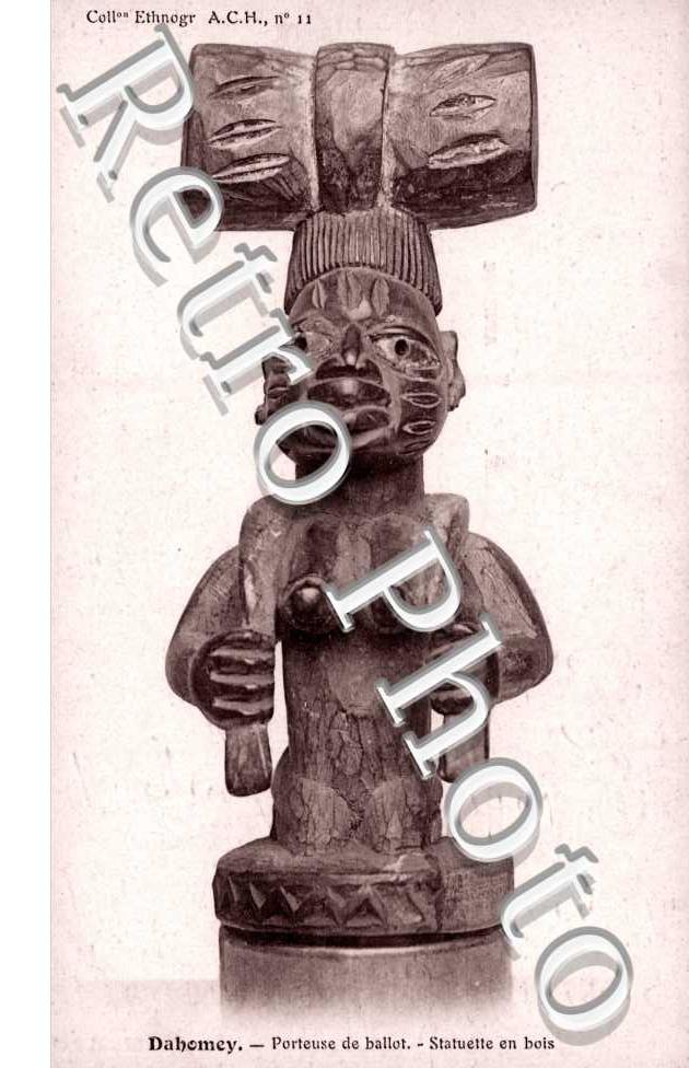 Porteuse de ballot, Statuette en bois