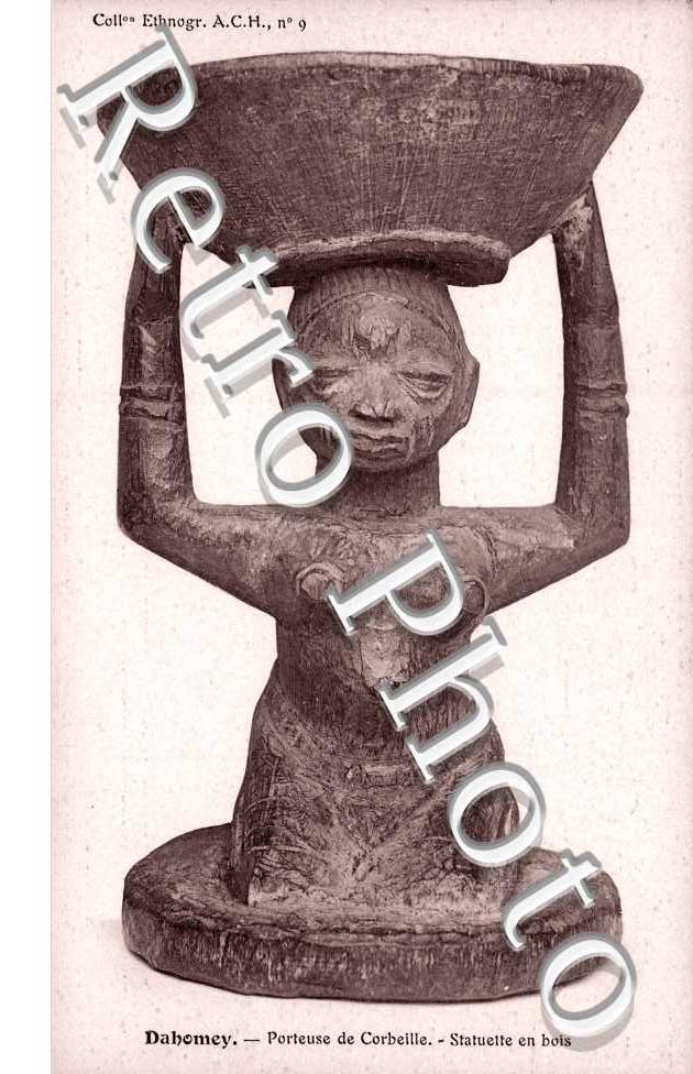 Porteuse de Corbeille, Statuette en bois