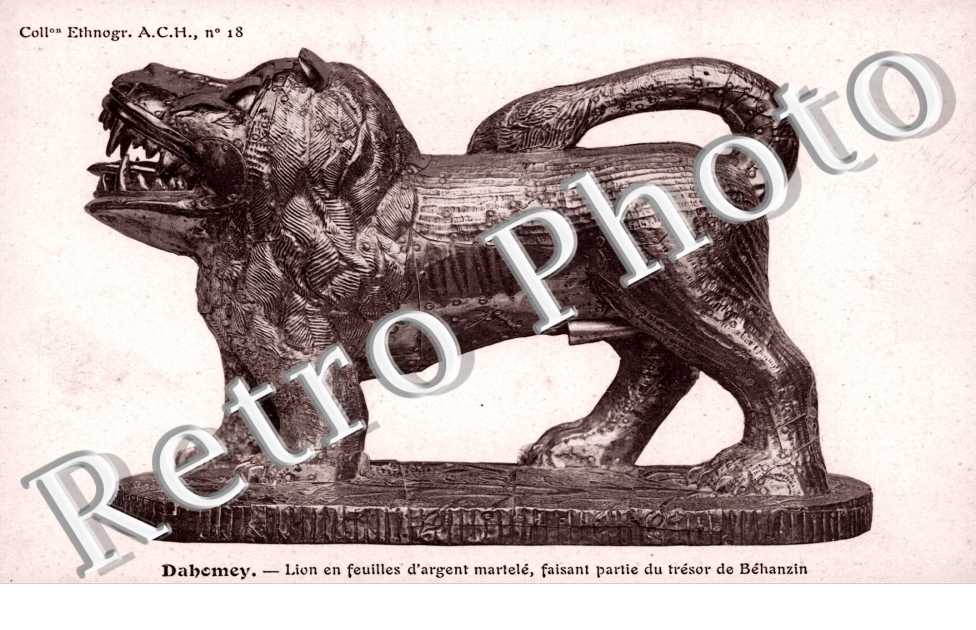 Lion en feuilles d&#039;argent martele faisant partie du tresor de Behanzin