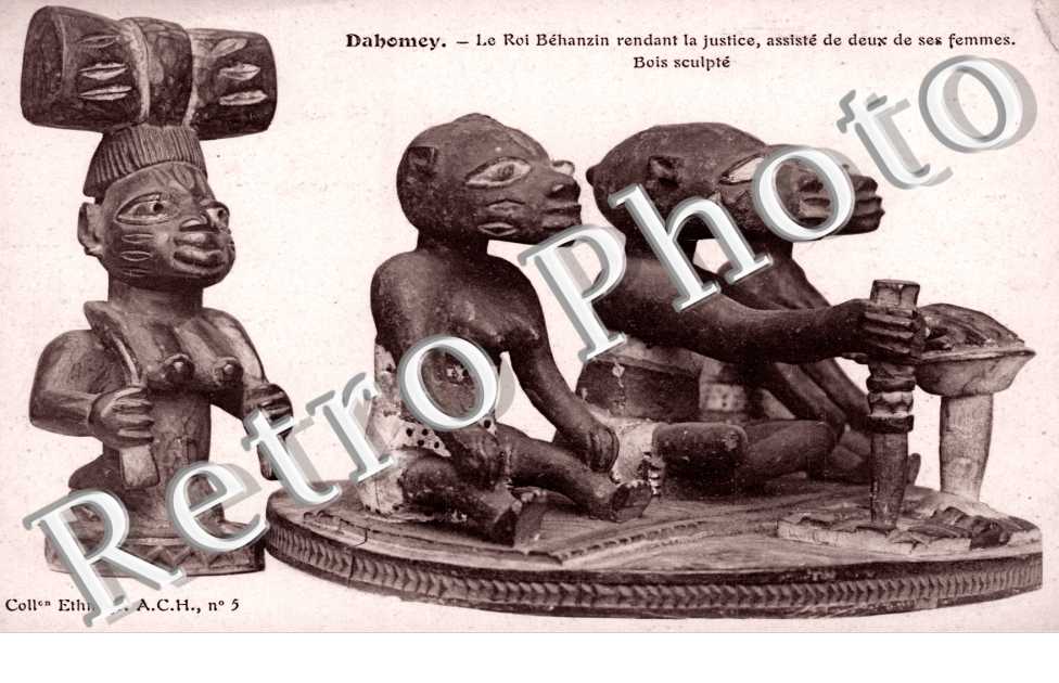 le Roi Behanzin rendant la Justice assiste de deux de ses femmes, Bois sculpte