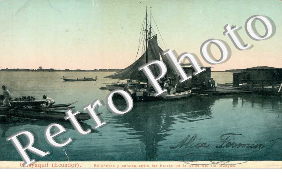 Balandras y Canoas entre las balzas de la orilla del Rio Guayas