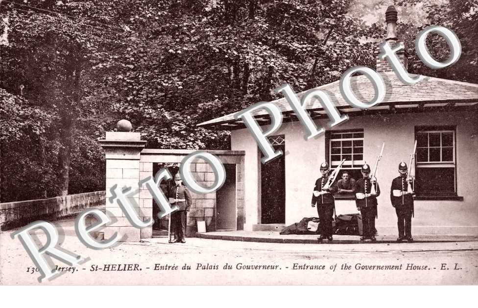 Entree du Palais de Gouverneur. Entrance of the Goverment House