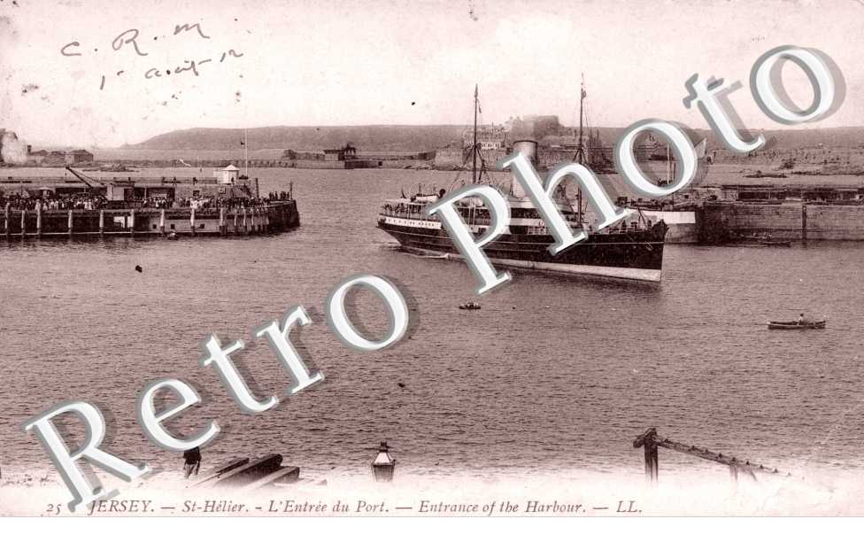 l'Entree du Port. Entrance of the Harbour
