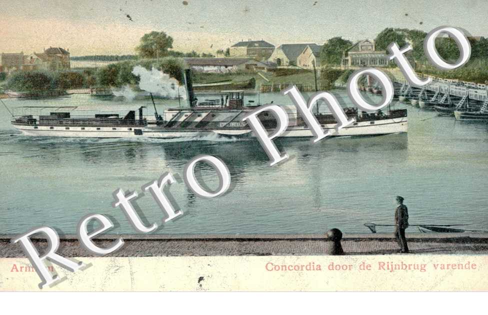 Concordia door de Rijnbrug varende