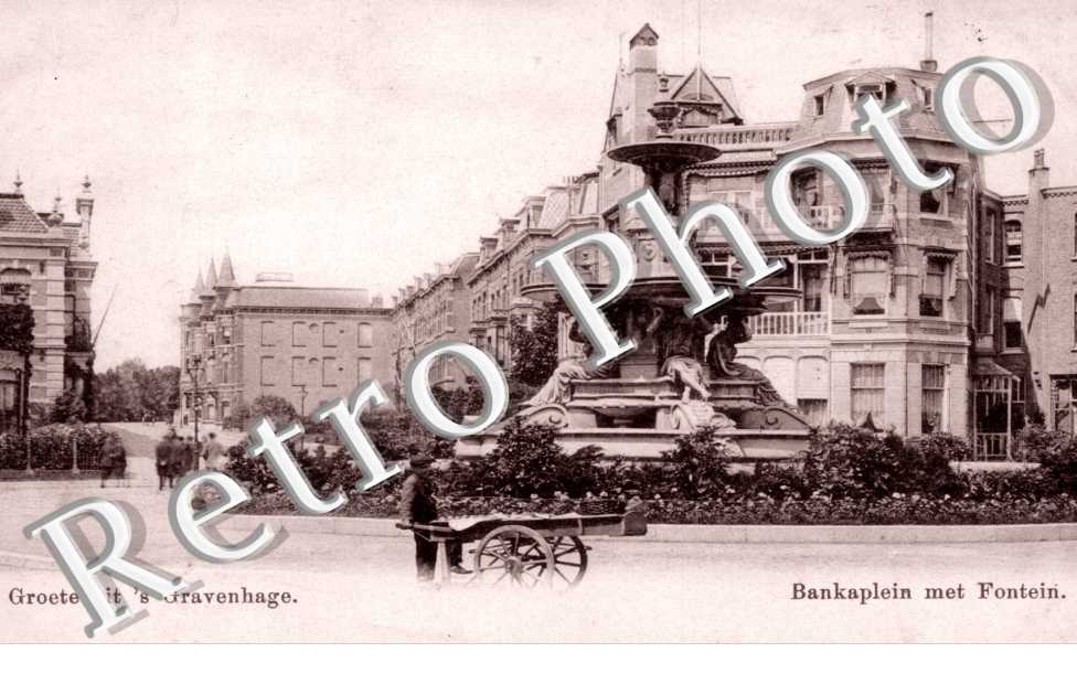 Bankaplein met Fontein. Place de Banka et fontaine. 