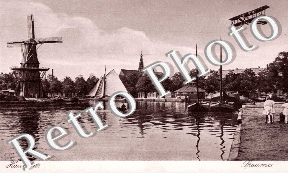 Un Moulin et un Avion dans le ciel