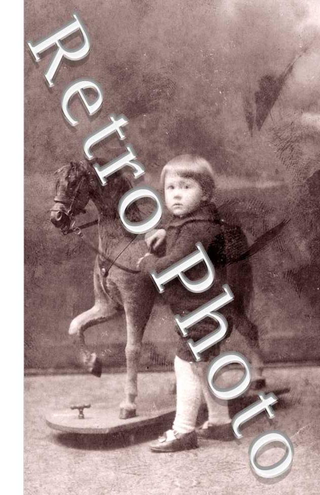 Un enfant pres d&#039;un cheval a bascule