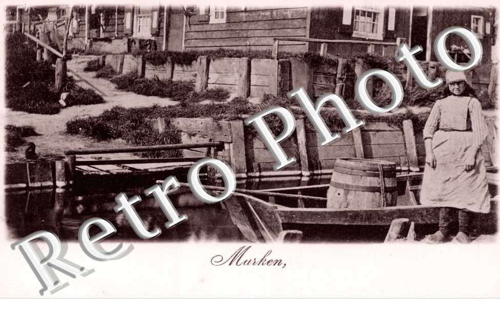 Une jeune fille a cote d&#039;une barque