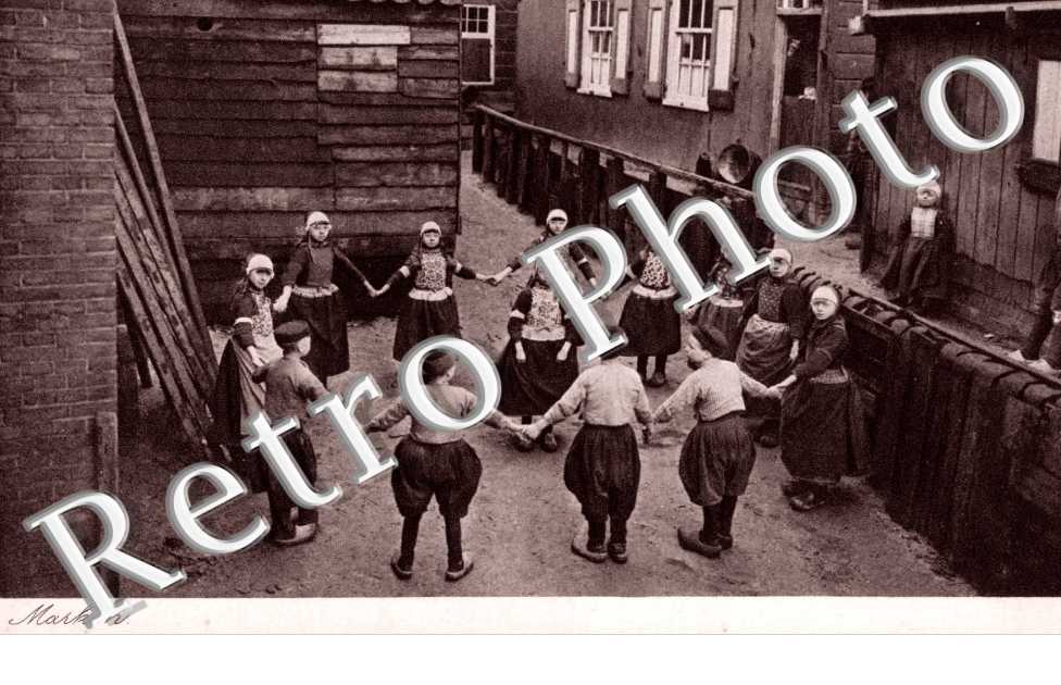 des enfants en train de faire une ronde