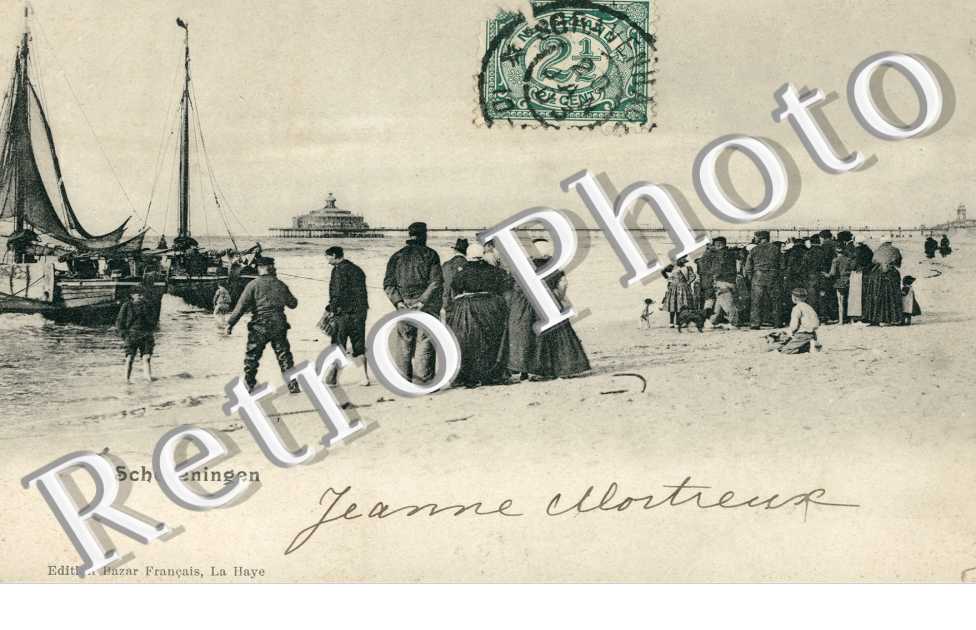 Les habitants sur la plage et leurs bateaux