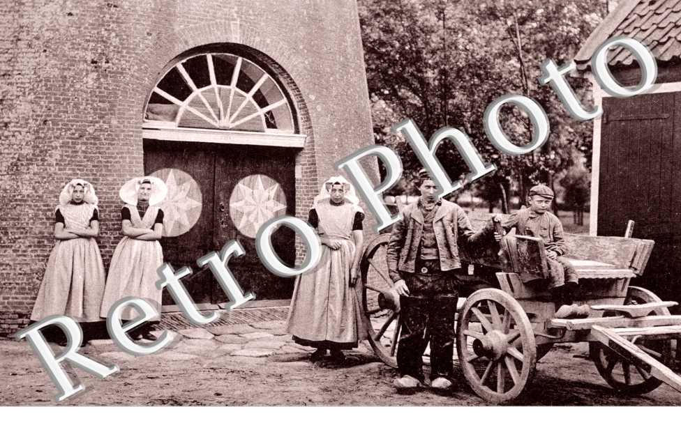 Un groupe de personnes et une charette