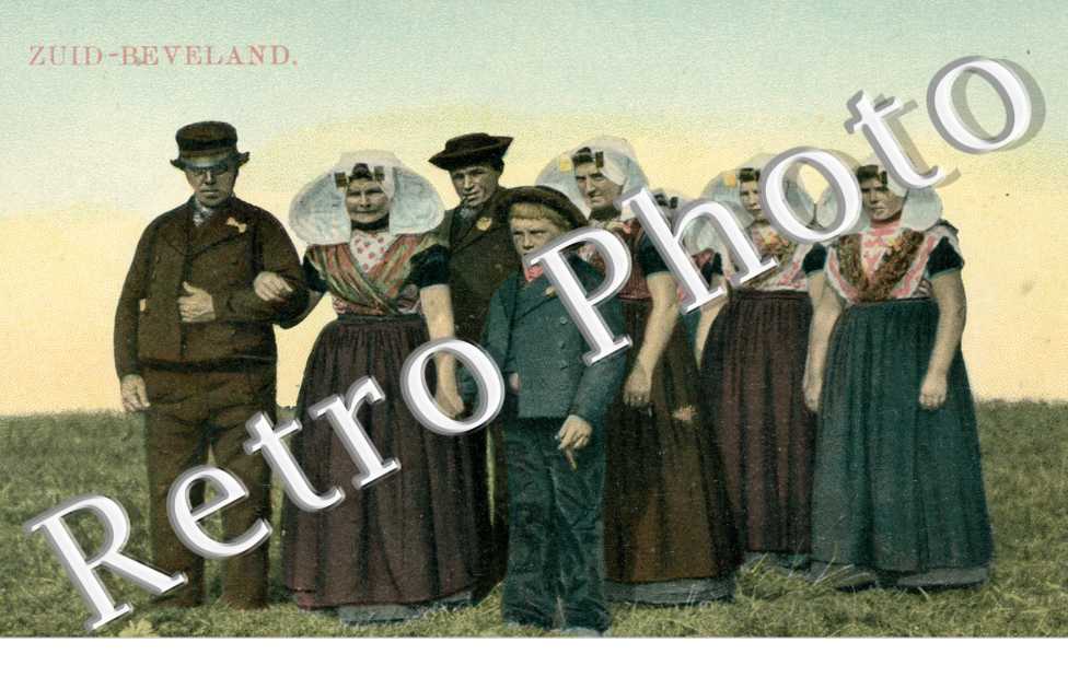Un groupe de personnes pris en photos