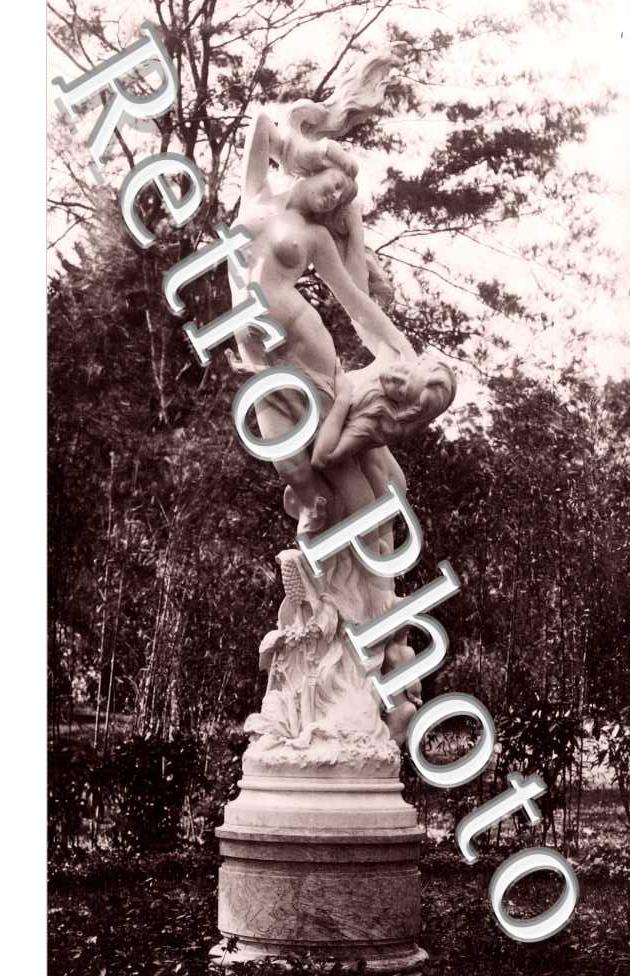 Une Statue de Femme