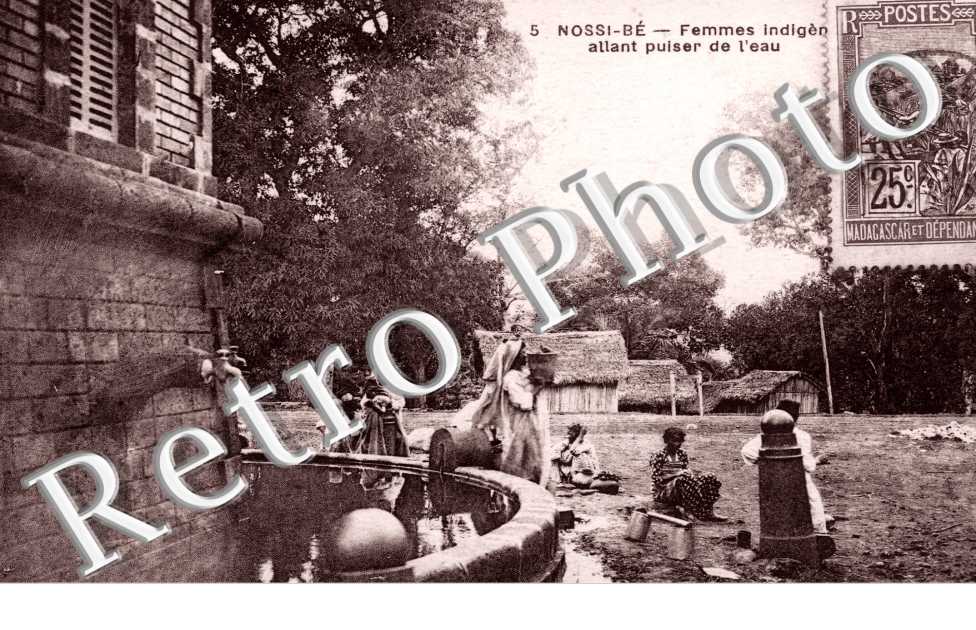 Femmes indigenes allant de l&#039;eau