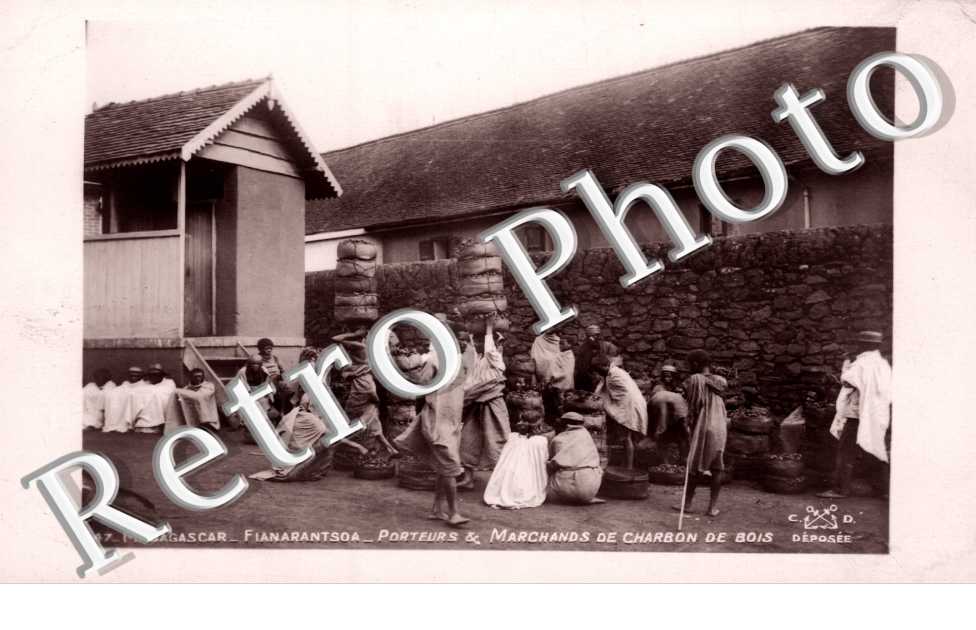 Porteurs et Marchands de Charbon de Bois