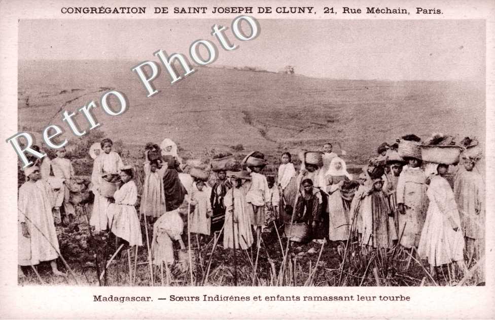 Soeurs Indigenes et enfants ramassant leur tourbe