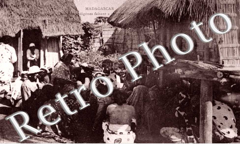 Femmes indigenes faisant a "chanter diable"
