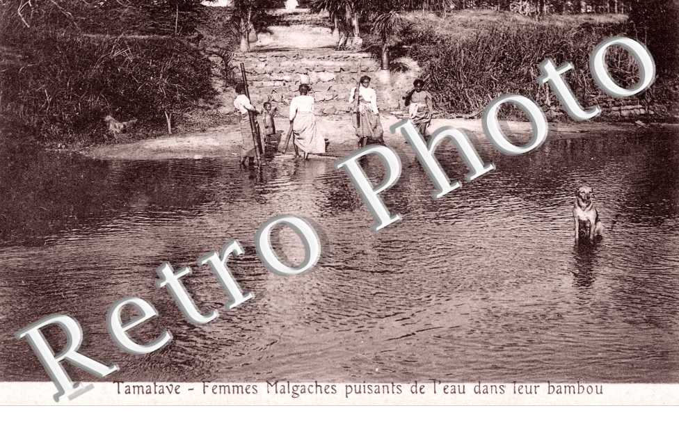Femmes Malgaches puisants de l&#039;eau dans leur bambou