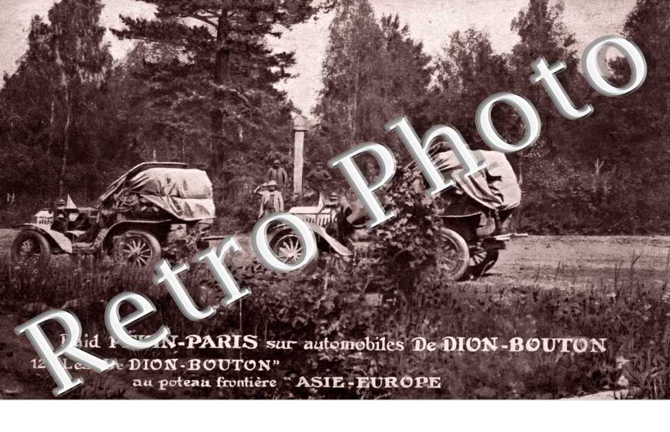 Raid Pekin-Paris sur automobiles De Dion-Bouton  12 - Les De Dion-Bouton au poteau frontiere ASIE-EUROPE