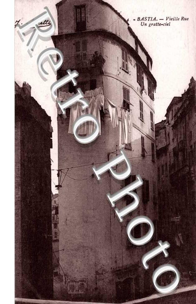 Vieille rue - un gratte-ciel