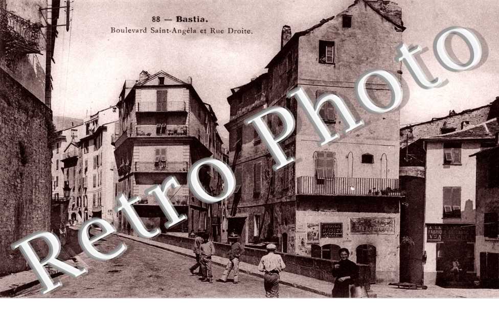 Boulevard Saint-Angela et rue droite