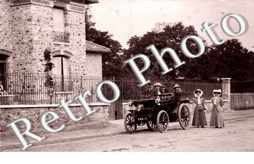 Une Automobile devant une Villa