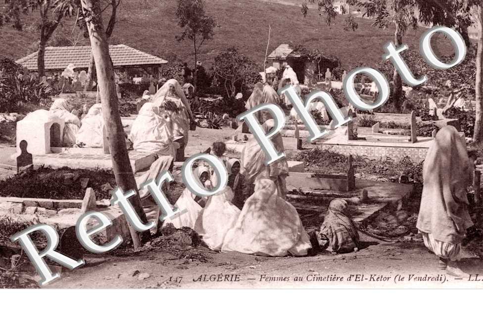 Femmes au Cimetiere d'El-Ketor