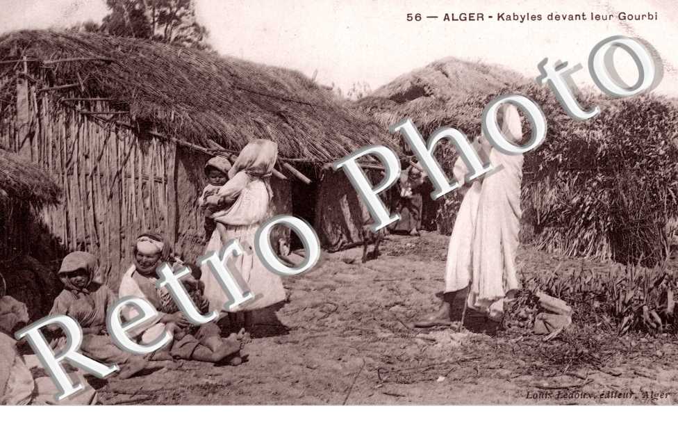 Kabyles devant leur Gourbi