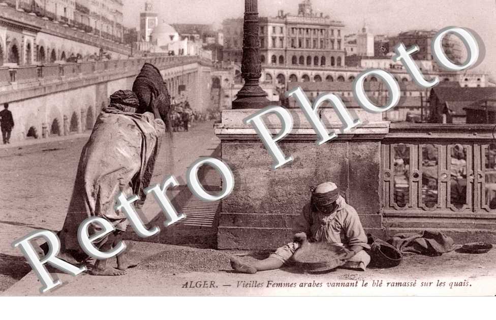 Vieilles Femmes Arabes vannant le Ble ramasse sur les Quais