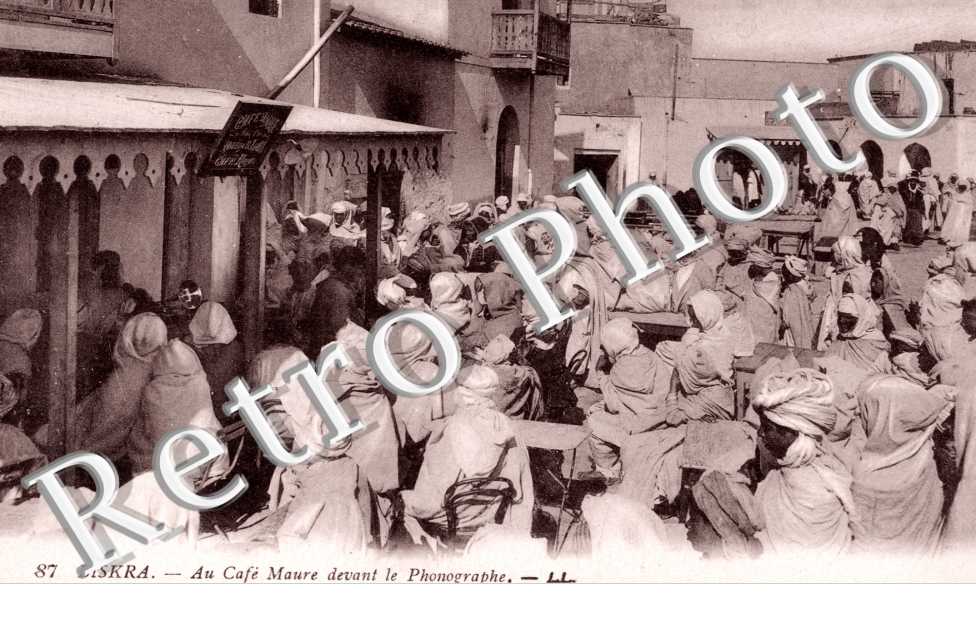 Au Cafe Maure devant le Photographe