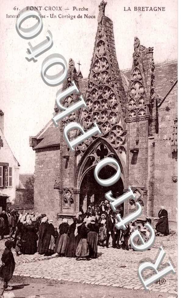 Porche ,lateral de l&#039;Eglise, Un cortege de Noce