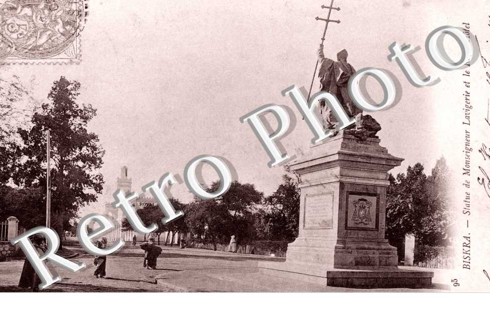 Statue de Monseigneur Lavigerie et le Royal Hotel
