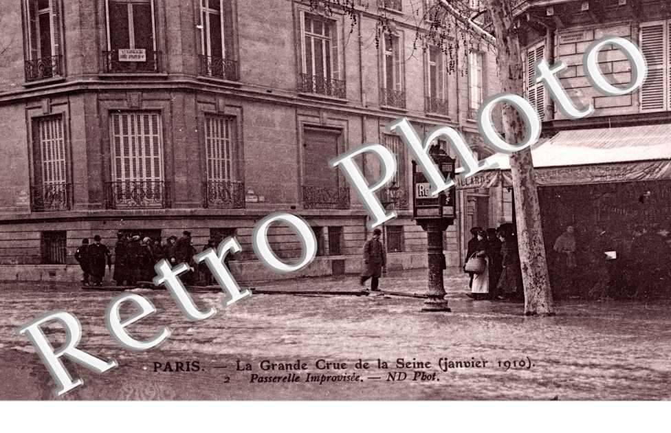 La grande crue de la Seine (janvier 1910) Passerelle improvisee