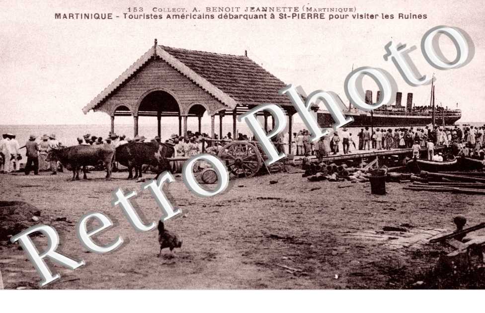 Touristes americains debarquant a Saint-Pierre pour visiter les ruines