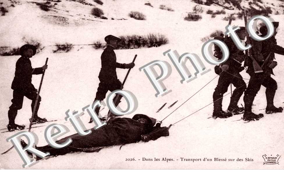 dans les Alpes Transport d&#039;un blesse sur des skis