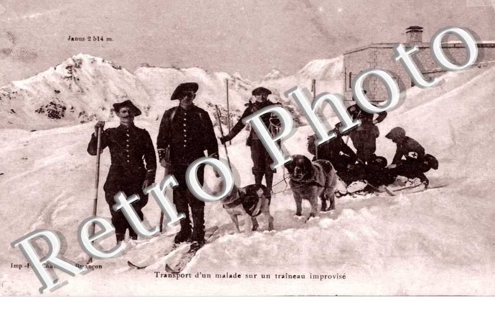 transport d&#039;un malade sur un traineau improvise