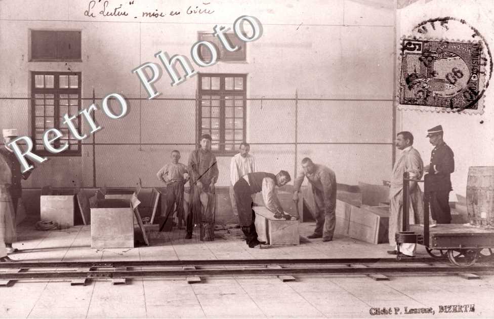 des hommes en train de travailler pres des rails de chemins de fer