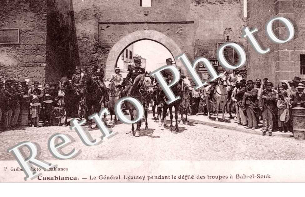 General Lyautey pendant le defile des troupes a Bab el Souk
