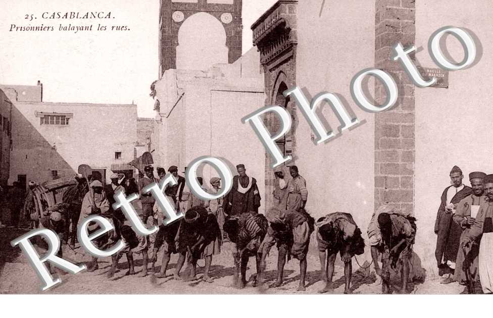 Prisonniers balayant les rues