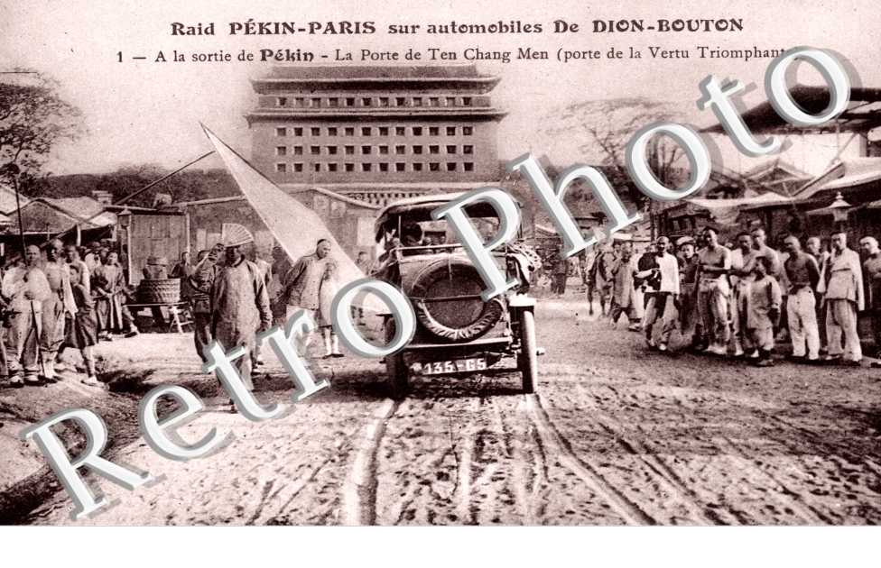 Raid Pekin-Paris sur automobiles De Dion-Bouton  A la sortie de Pekin La porte de Ten Chang Men (porte de la Vertu Tromphante)