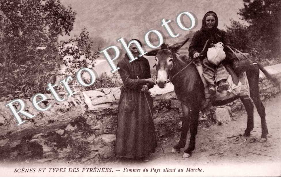 Femmes du Pays allant au Marche