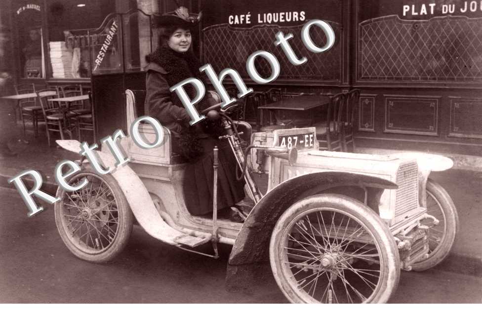 une femme au volant de son auto
