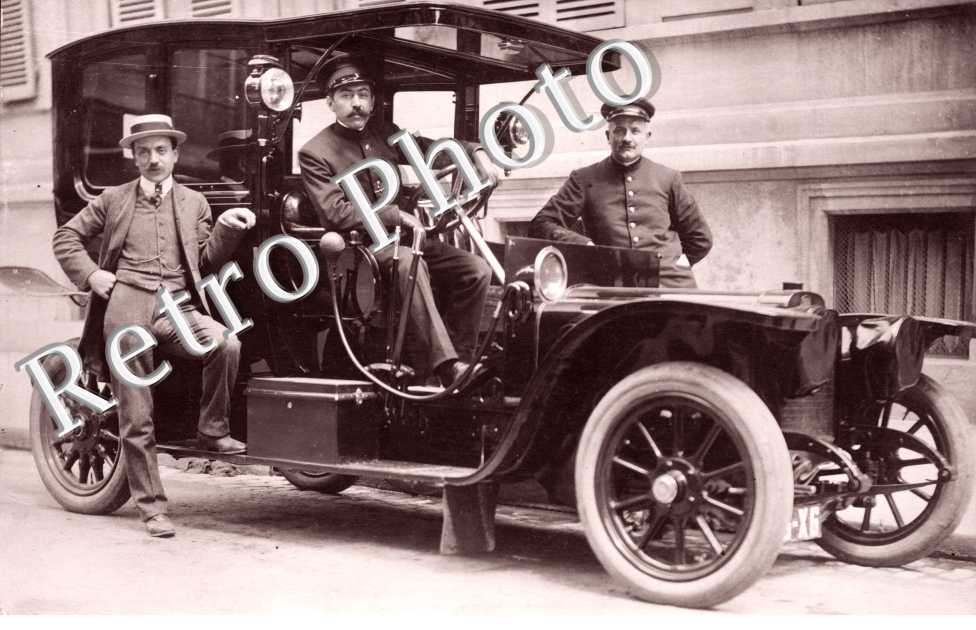 hommes posant avec l&#039;automobile