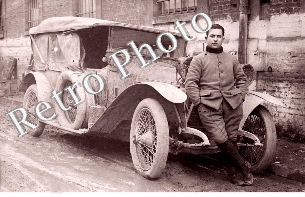 (un homme posant devant son auto)