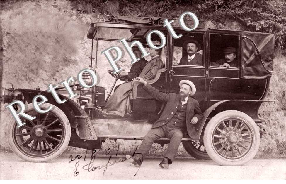 (Personnes posant a bord de l&#039;auto)