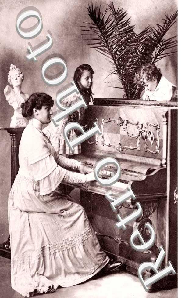 (femme jouant du piano avec deux enfants)