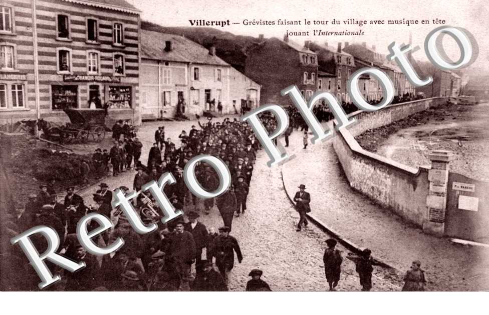 Grevistes faisant le tour du village avec musique en tete jouant l'internationale