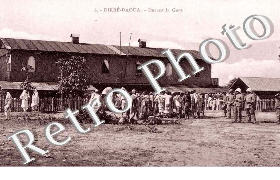 Devant la Gare