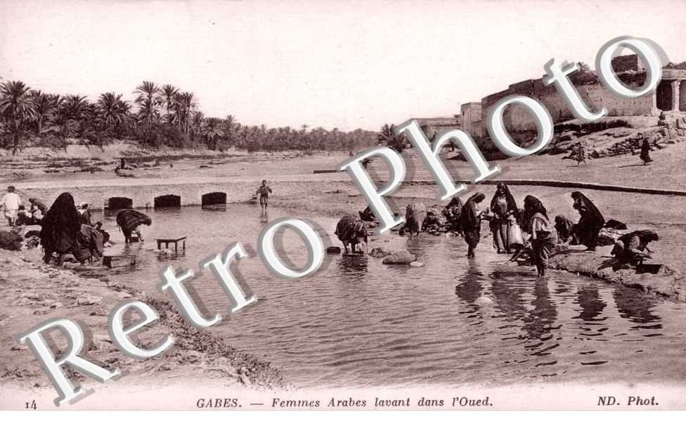 Femmes Arabes lavant dans l'Oued